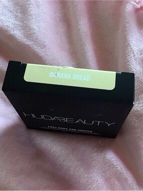 New HUDA BEAUTY Easy Bake Banana Bread Brightening Setting Powder